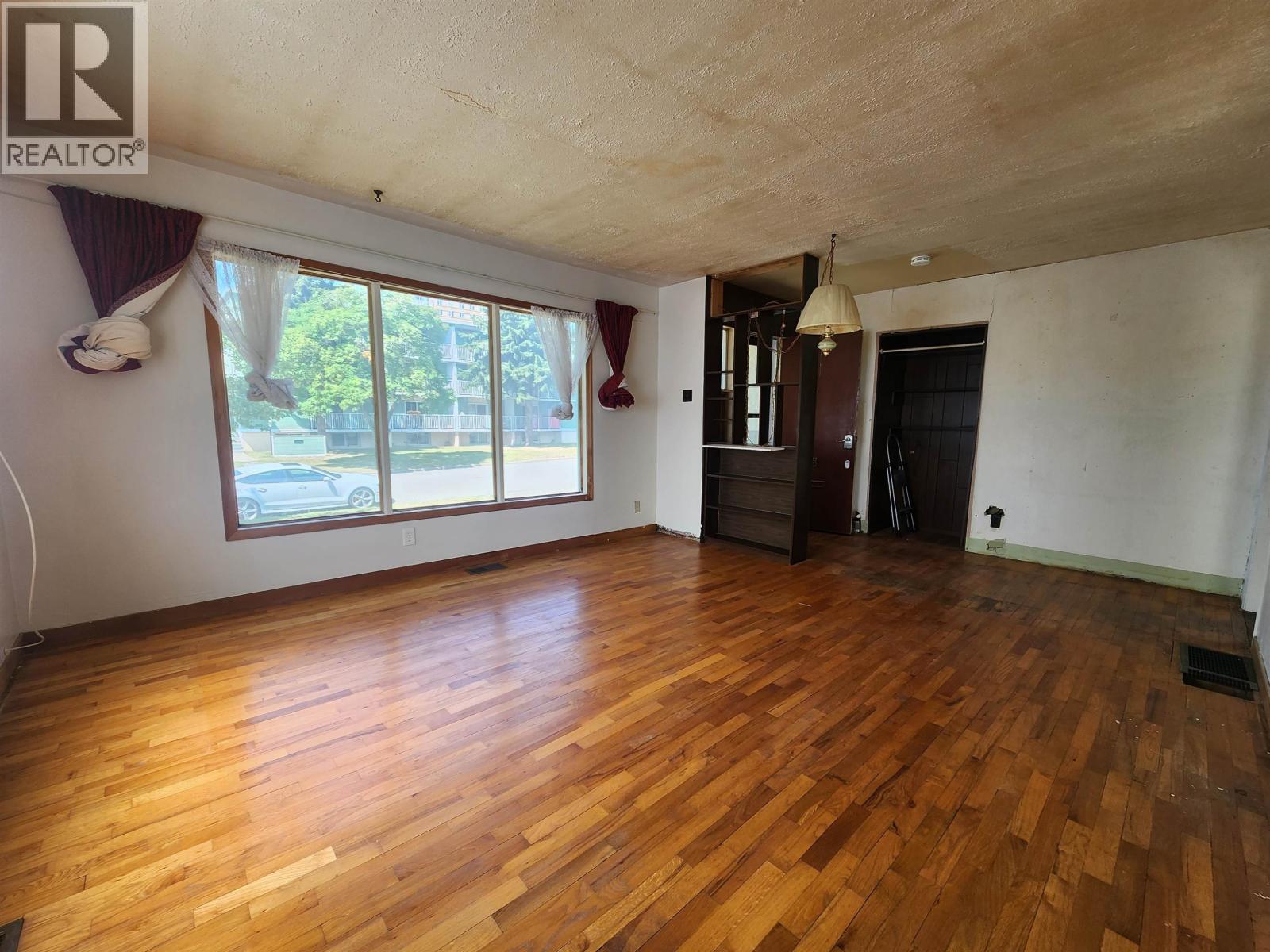 1598 INGLEDEW STREET - 4