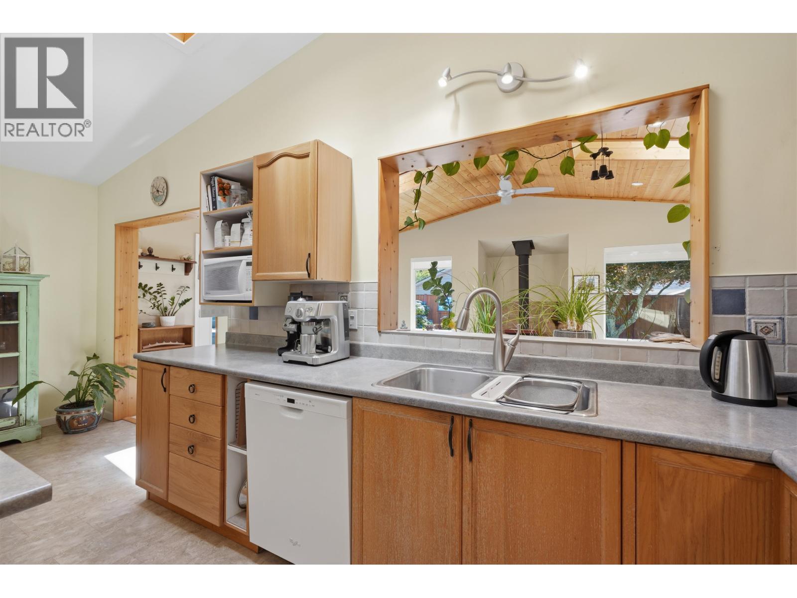 5616 EMERSON ROAD, Sechelt