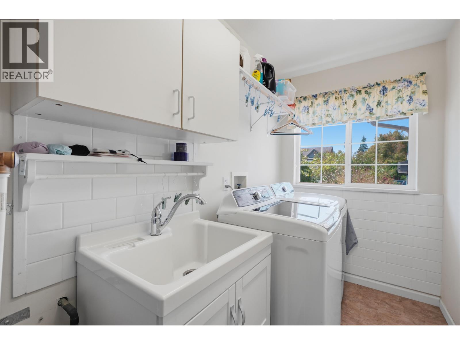 5616 EMERSON ROAD, Sechelt