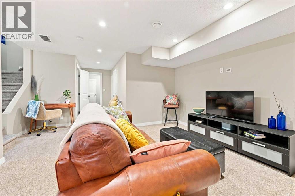 106 Autumn Crescent SE - 24