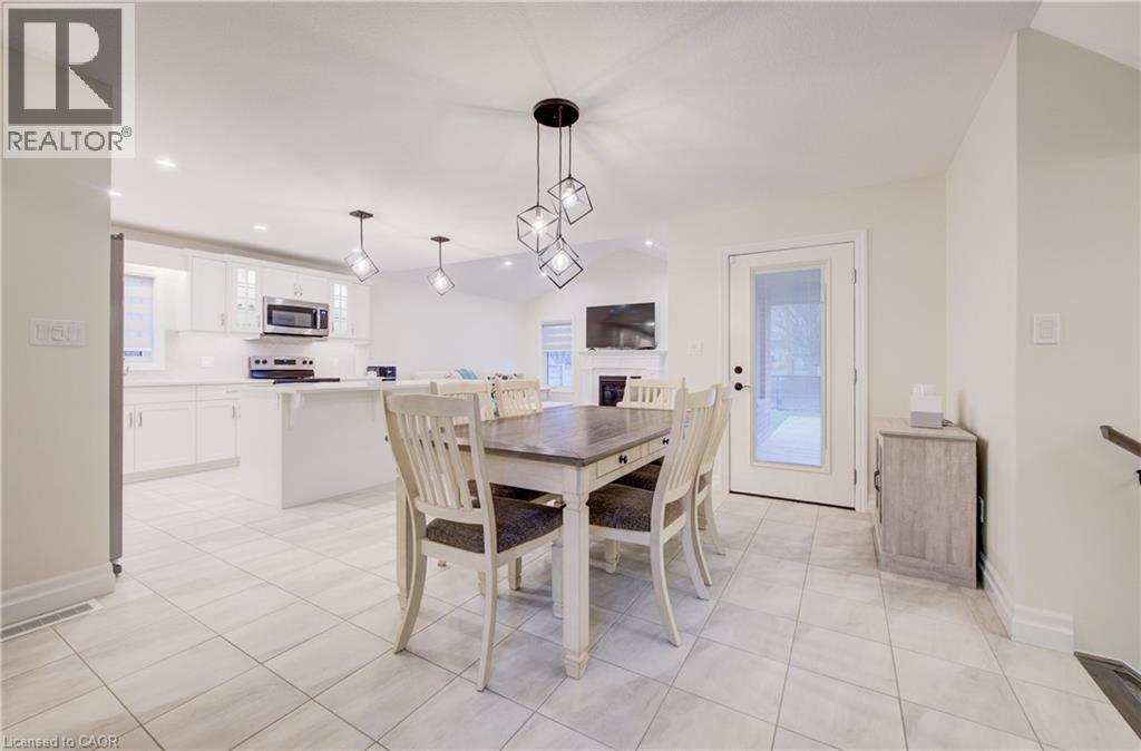 4 LIVINGSTON Drive - 21