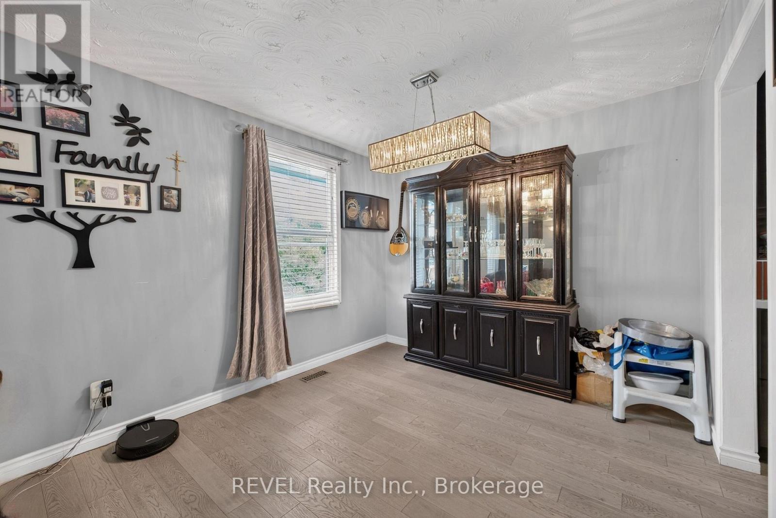 4 KERWIN GATE - Image 4
