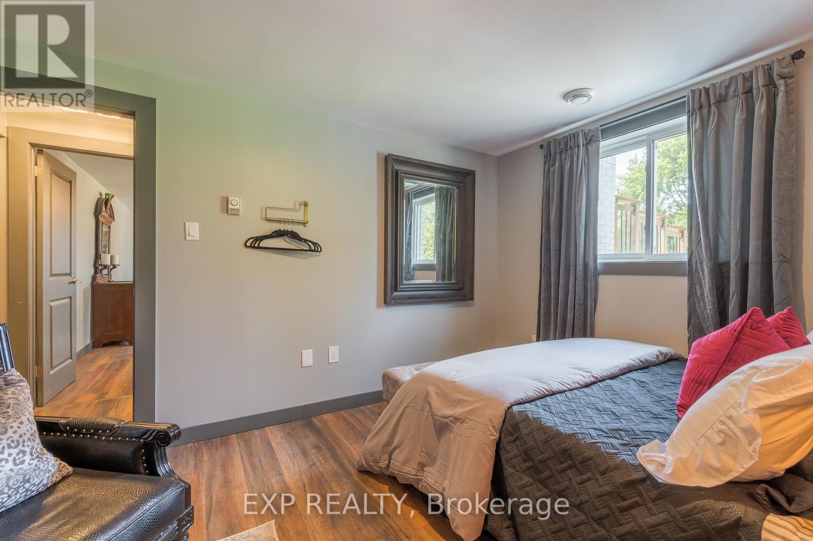 150 BAYVIEW DRIVE - Image 35