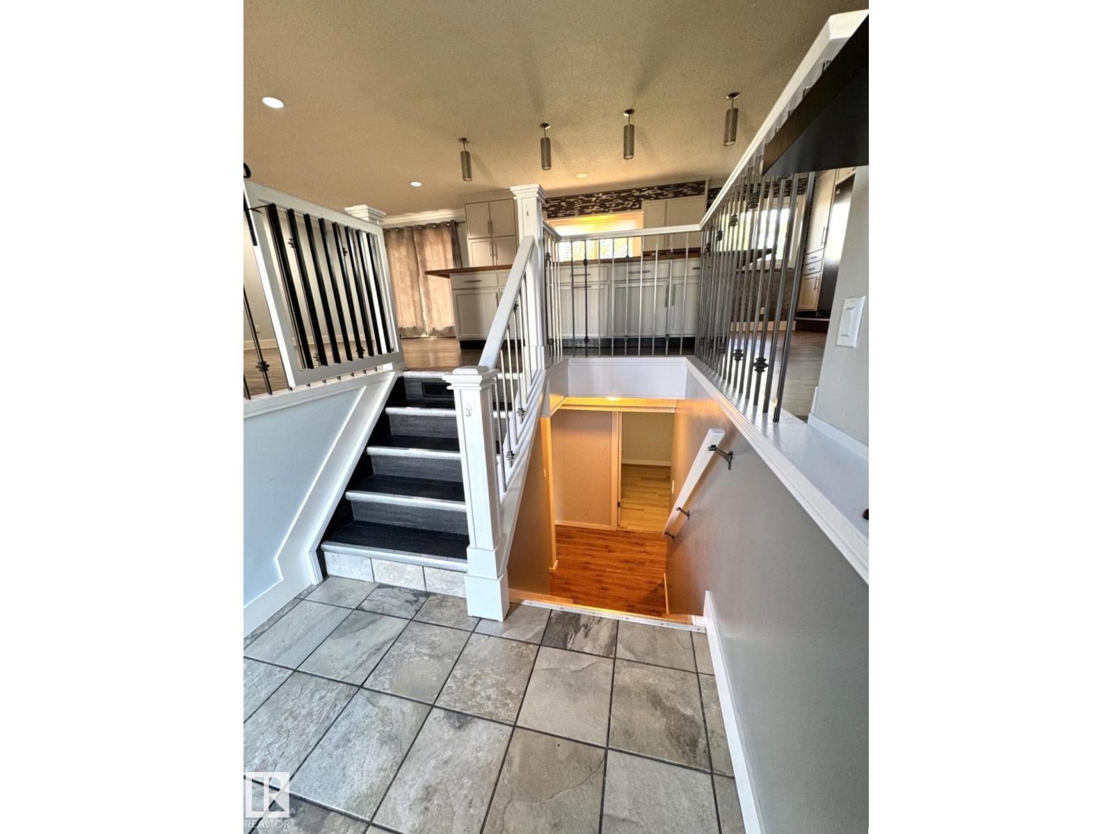 4631 47 AV - Image 36