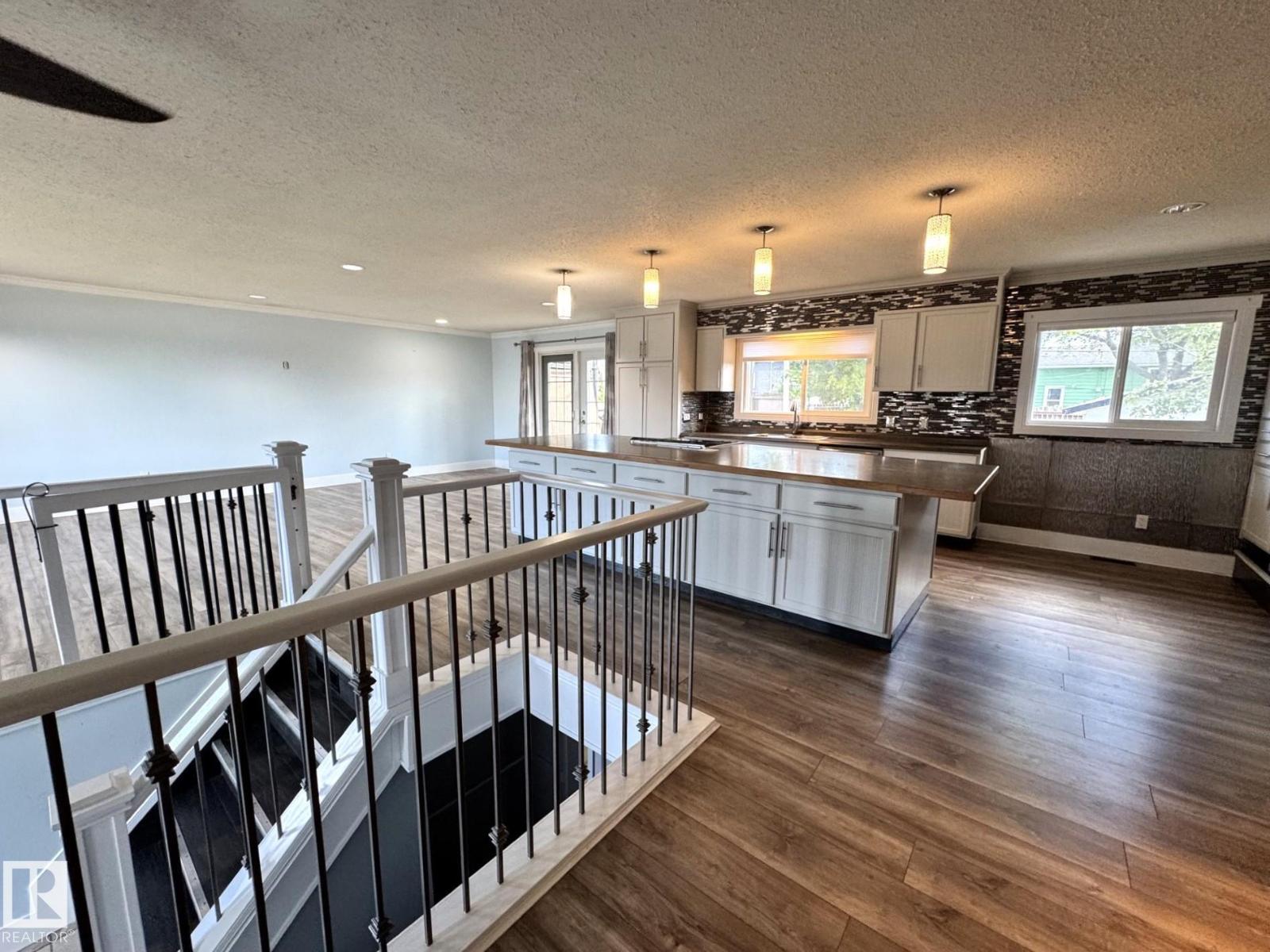 4631 47 AV - Image 19