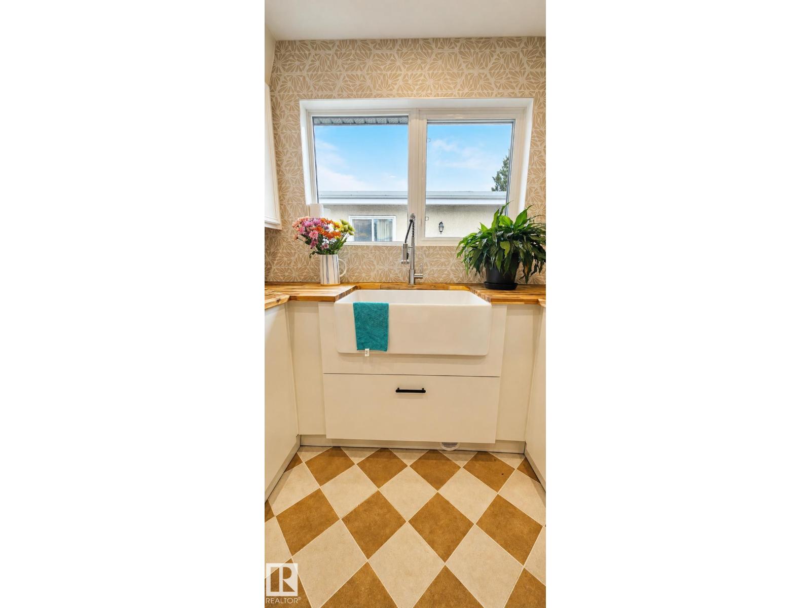 9024 60 Street NW - Photo 14