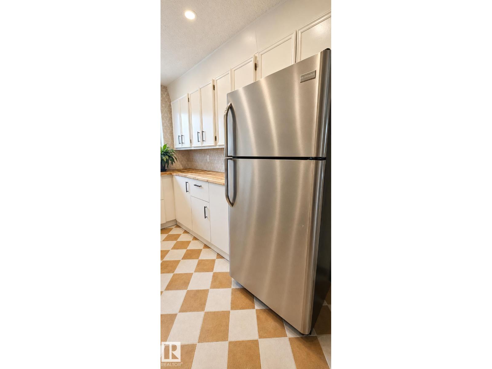 9024 60 ST NW - 17