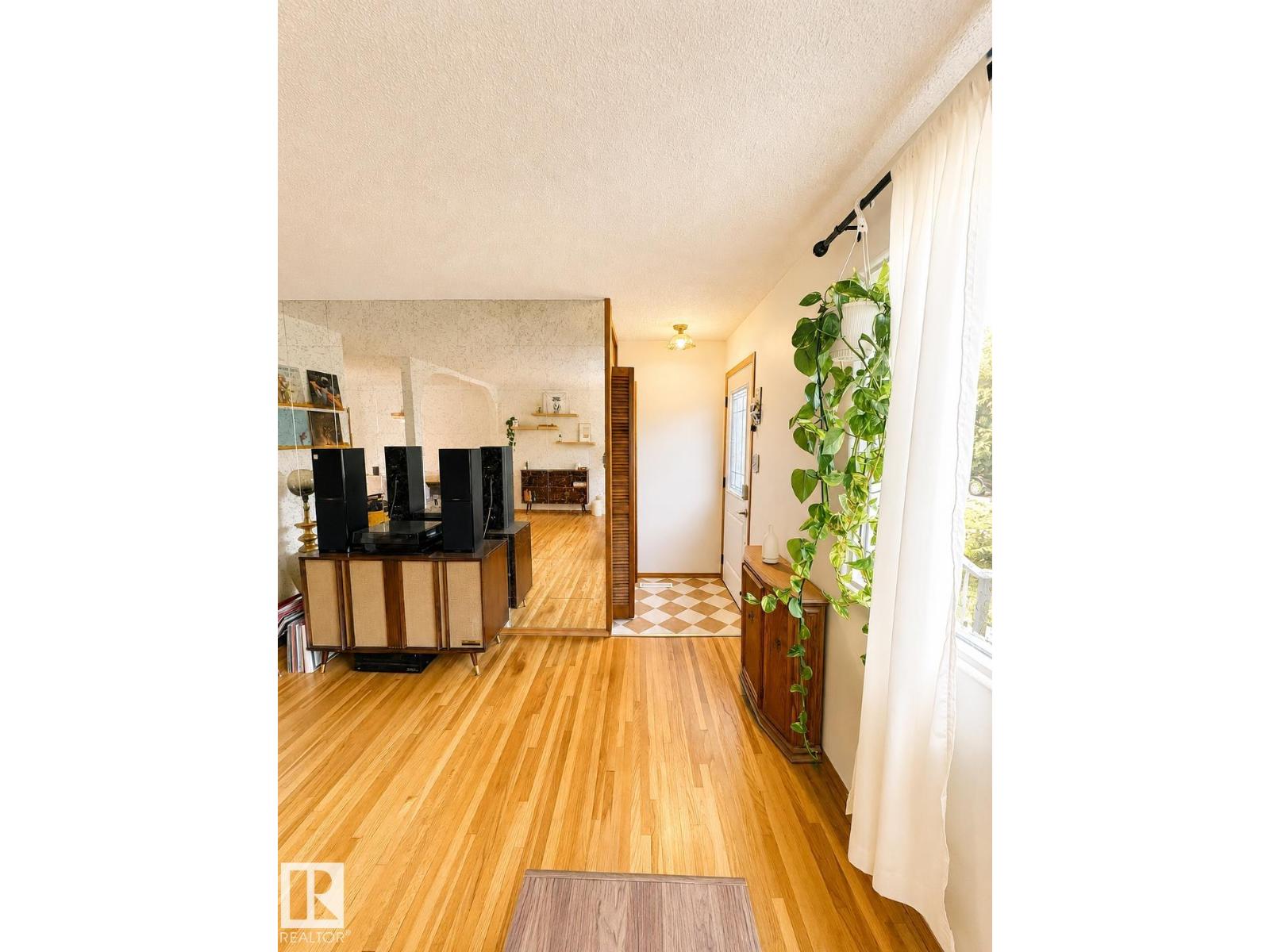 9024 60 ST NW - 7