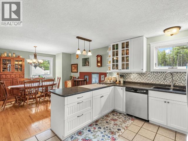 8 11TH AVENUE - Image 12