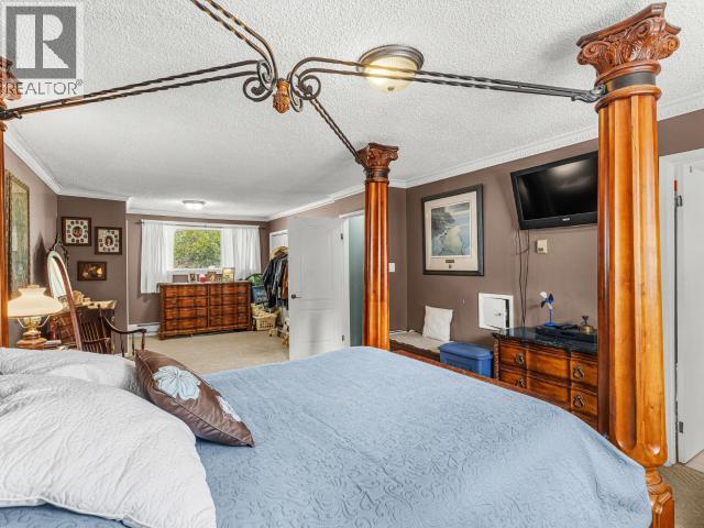8 11TH AVENUE - 16