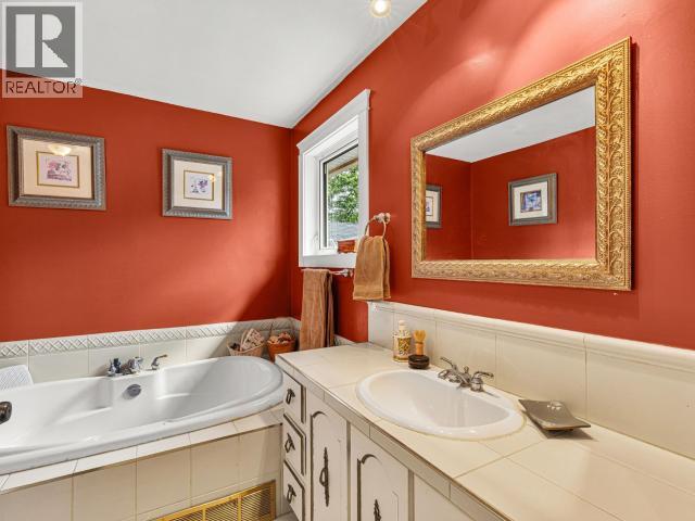 8 11TH AVENUE - Image 17