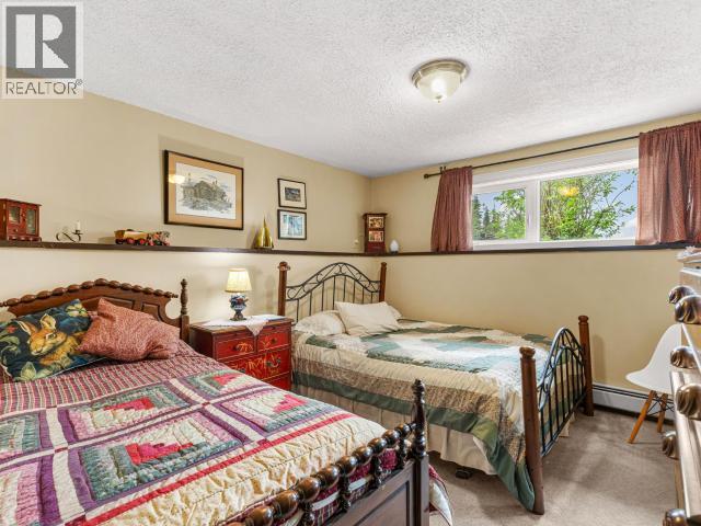 8 11TH AVENUE - Image 32