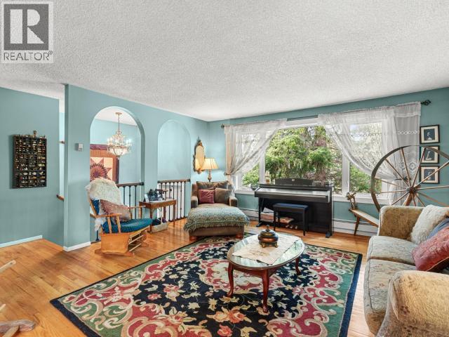 8 11TH AVENUE - Image 5
