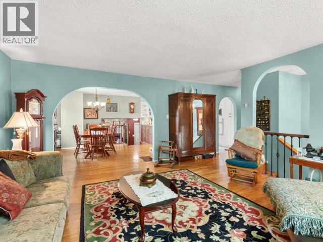 8 11TH AVENUE - Image 7
