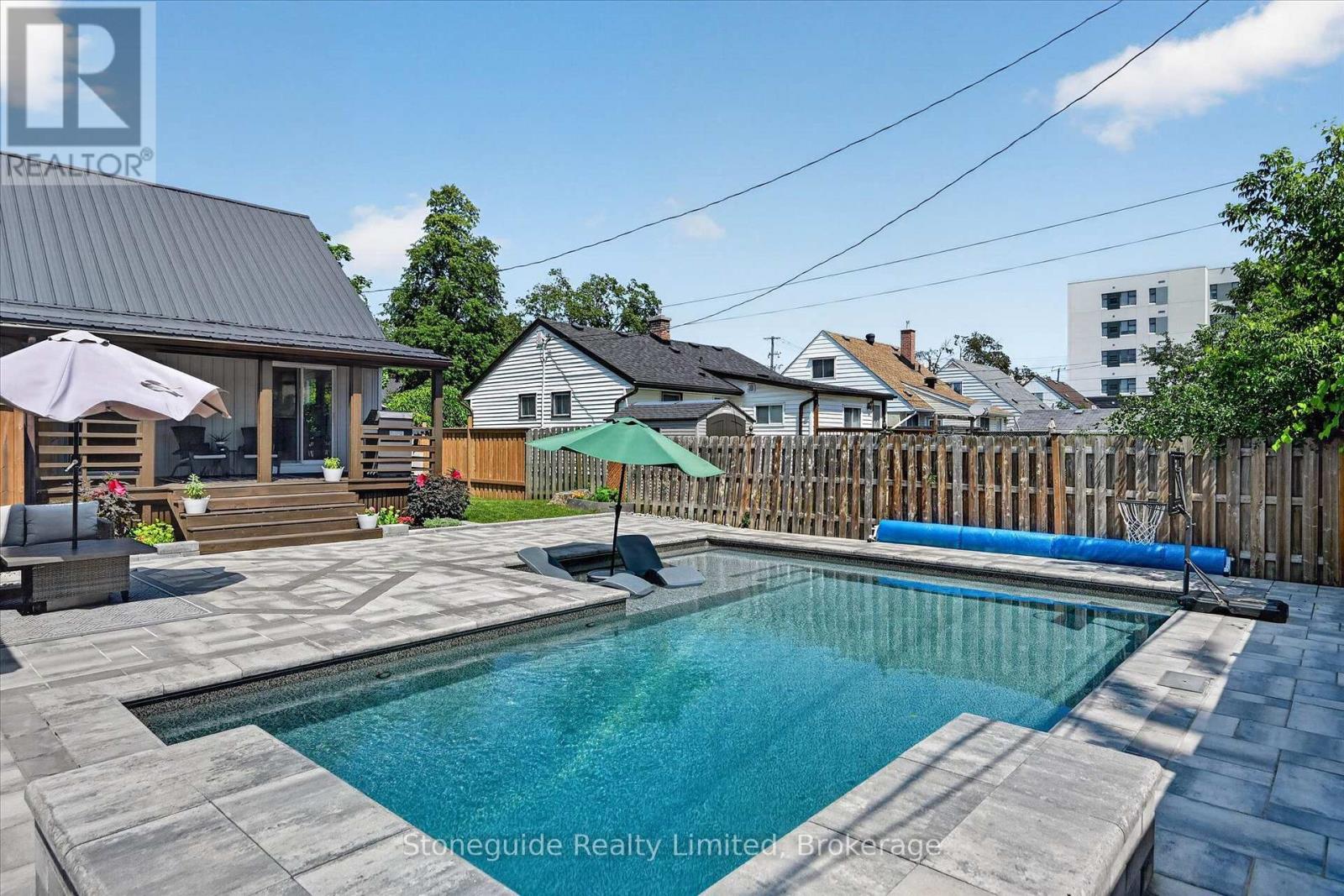 637 MCKELLAR STREET - Image 28