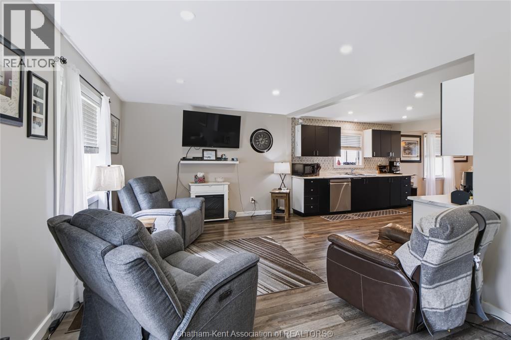 612 SIMCOE STREET - 11