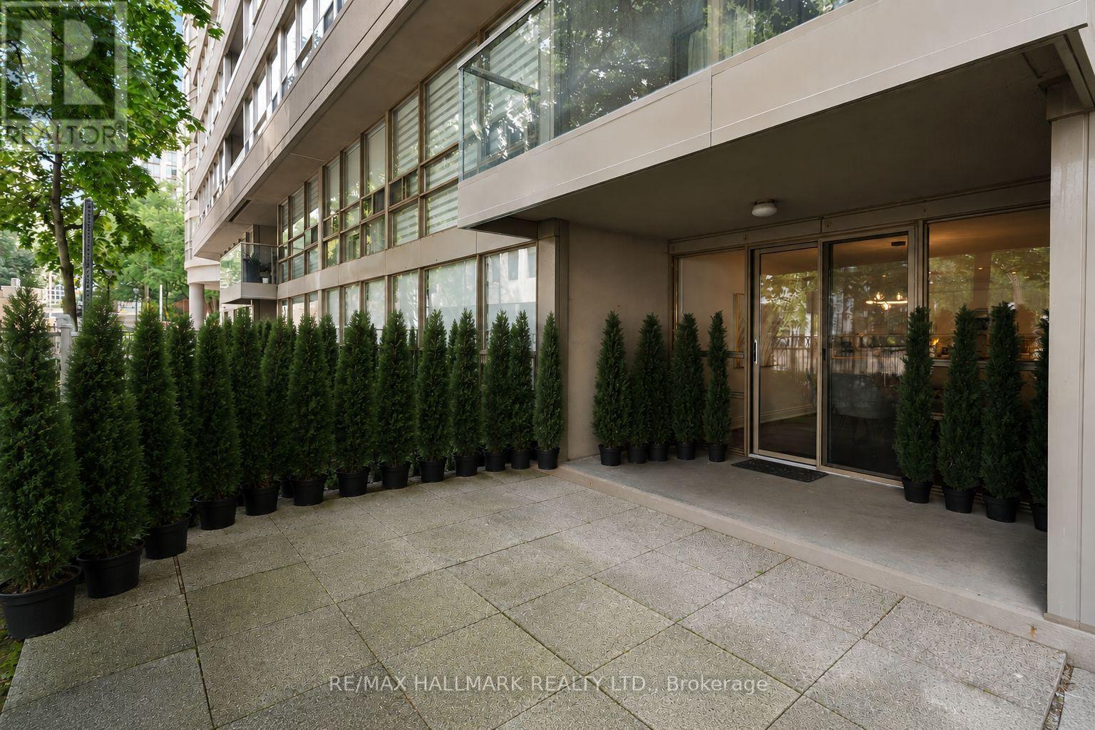 #108 18 LOWER VILLAGE GATE - Image 37