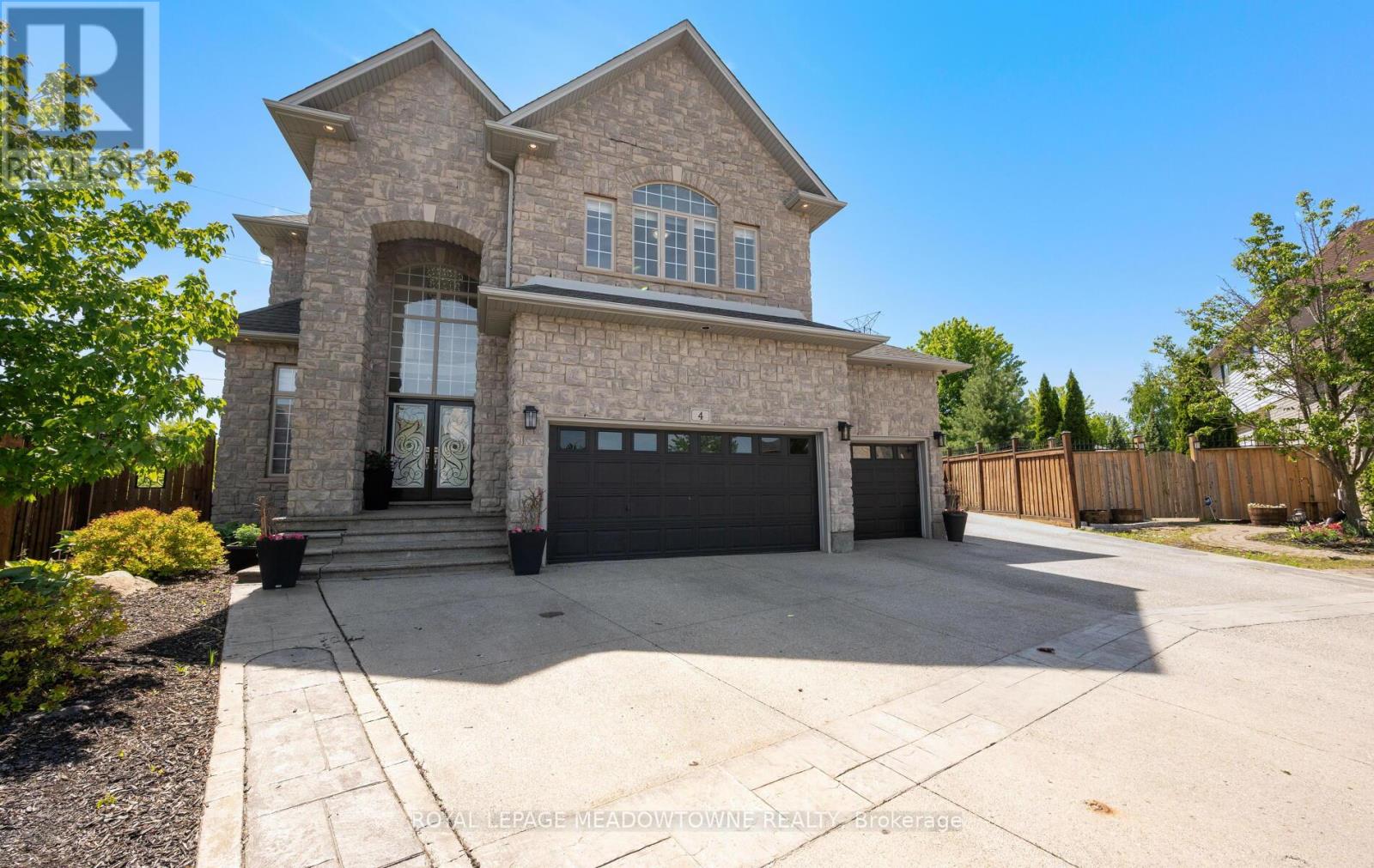 4 Playfair Court, Hamilton (Meadowlands), Ontario, L9K1R6, Hamilton (Meadowlands), Ontario — photo 4 of 5