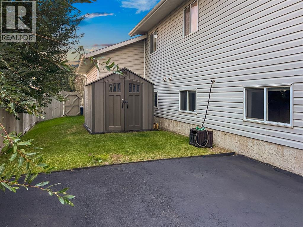102 Pinnacle Crescent - 32