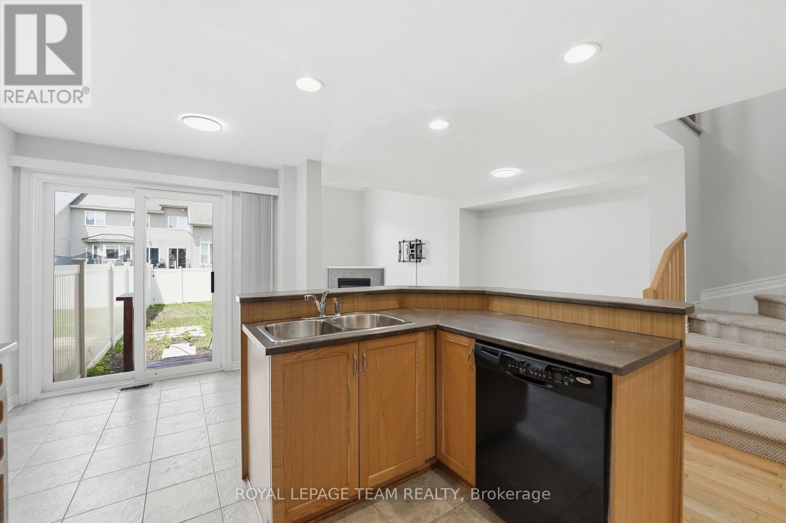2 Bed, 2 Bath House for Sale in Ottawa – 239 TANDALEE CRESCENT, Ottawa – MLS# X13674808 - Image 11