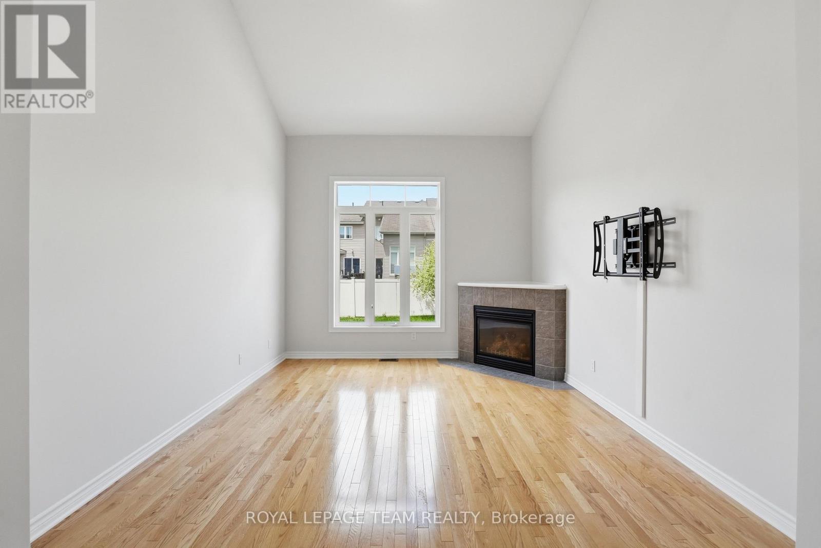 2 Bed, 2 Bath House for Sale in Ottawa – 239 TANDALEE CRESCENT, Ottawa – MLS# X13674808 - Image 15