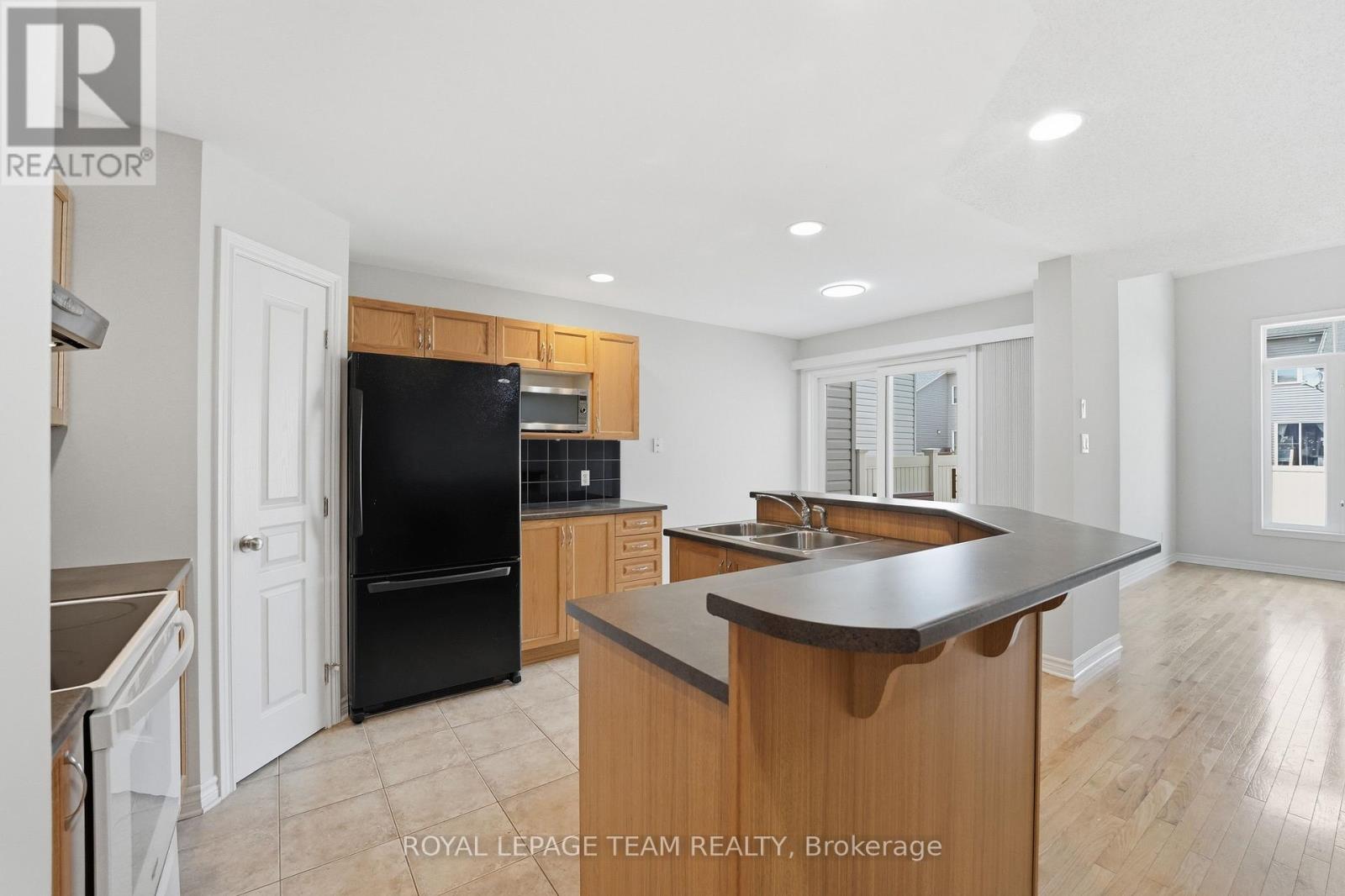 2 Bed, 2 Bath House for Sale in Ottawa – 239 TANDALEE CRESCENT, Ottawa – MLS# X13674808 - Image 9