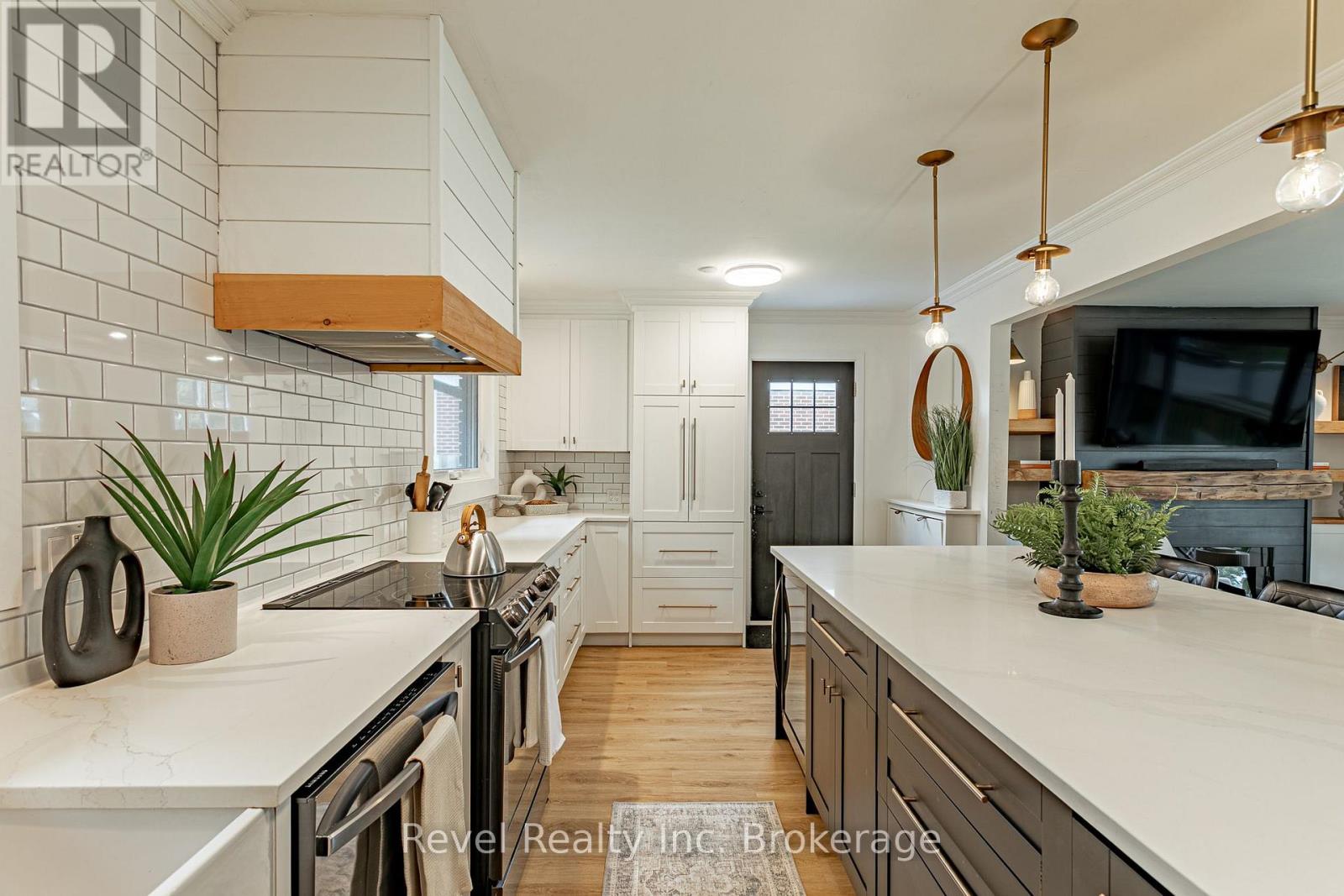 811 HUGHSON STREET - 13