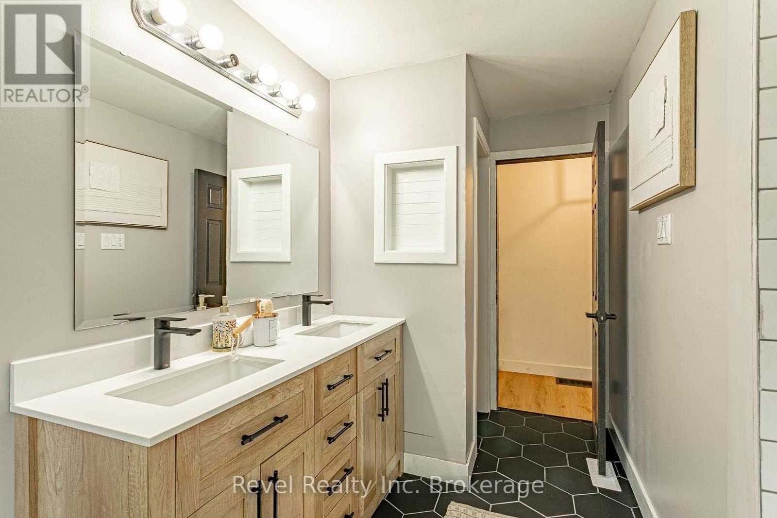 811 HUGHSON STREET - Image 19