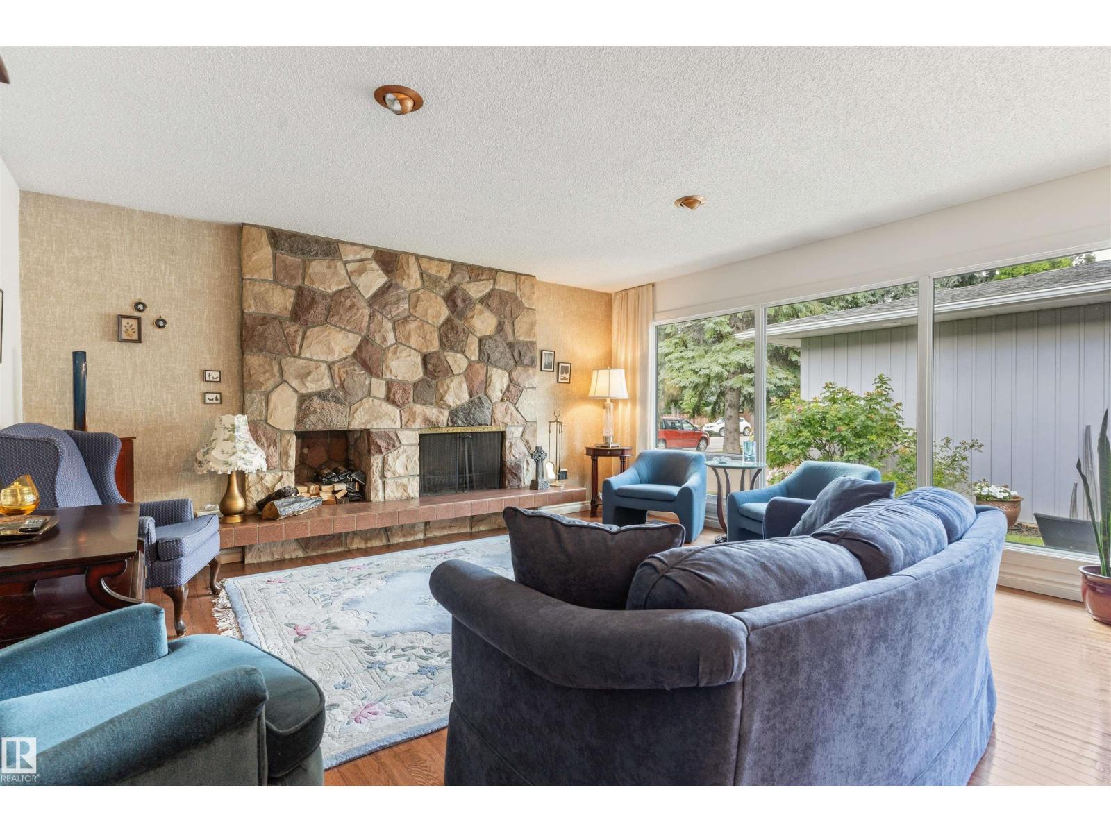 7 QUESNELL Crescent NW - Photo 10