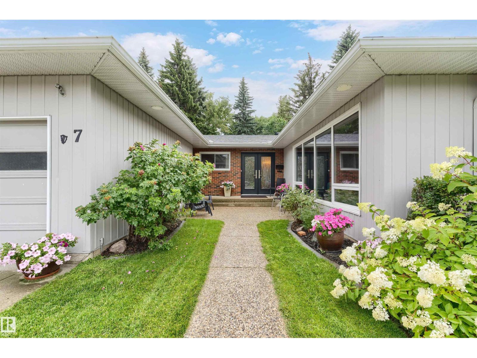 7 QUESNELL Crescent NW