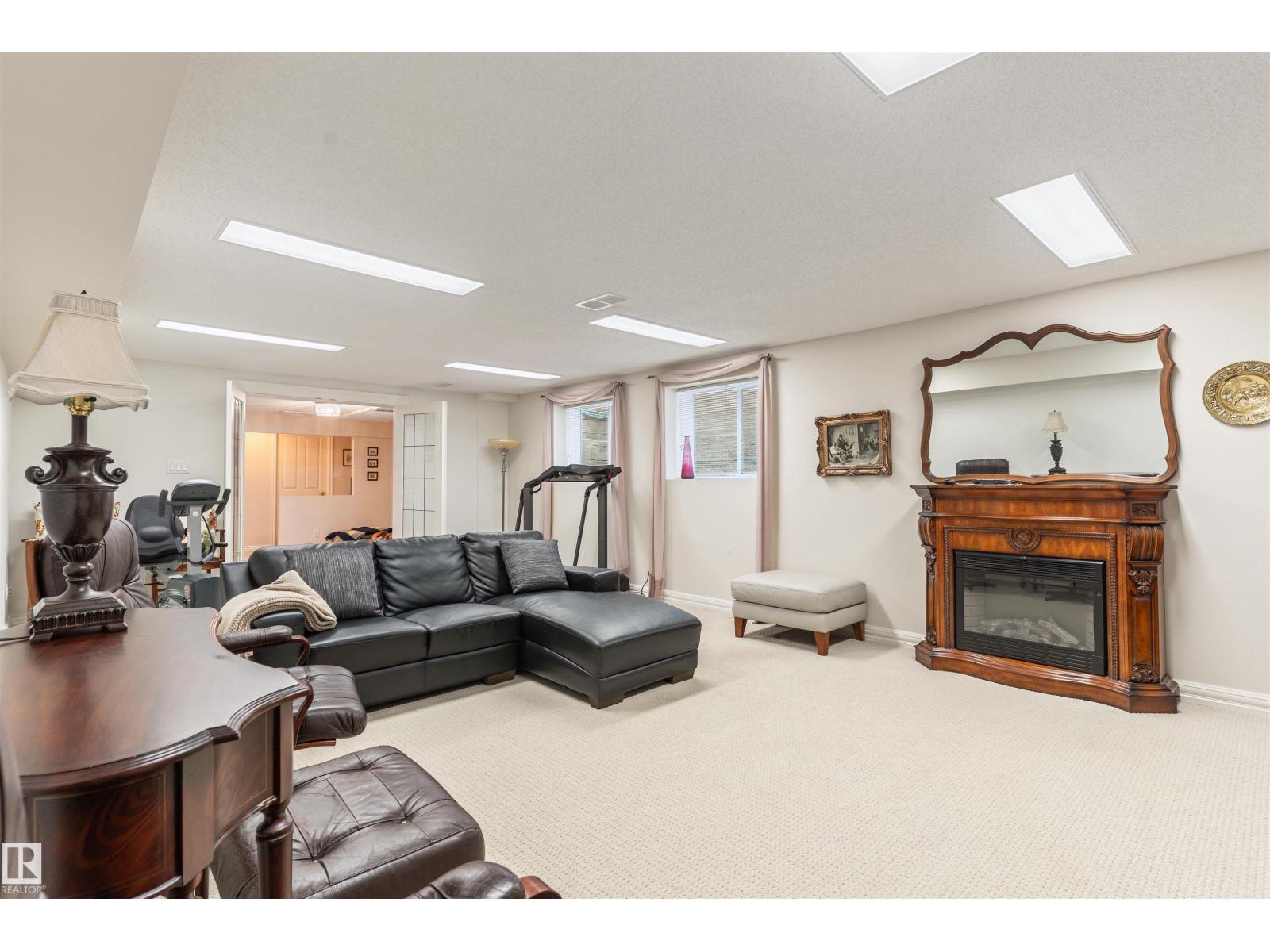 7 QUESNELL CR NW - 40