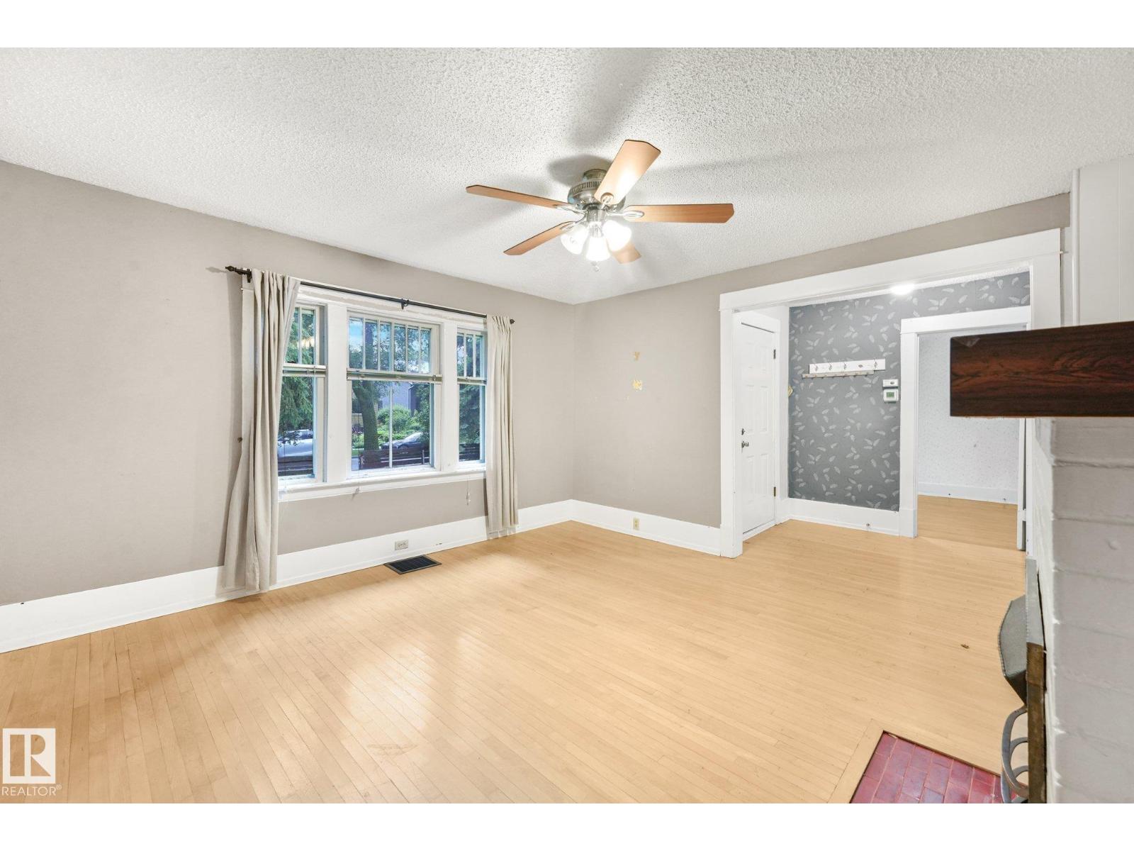 9824 91 AV NW - 19
