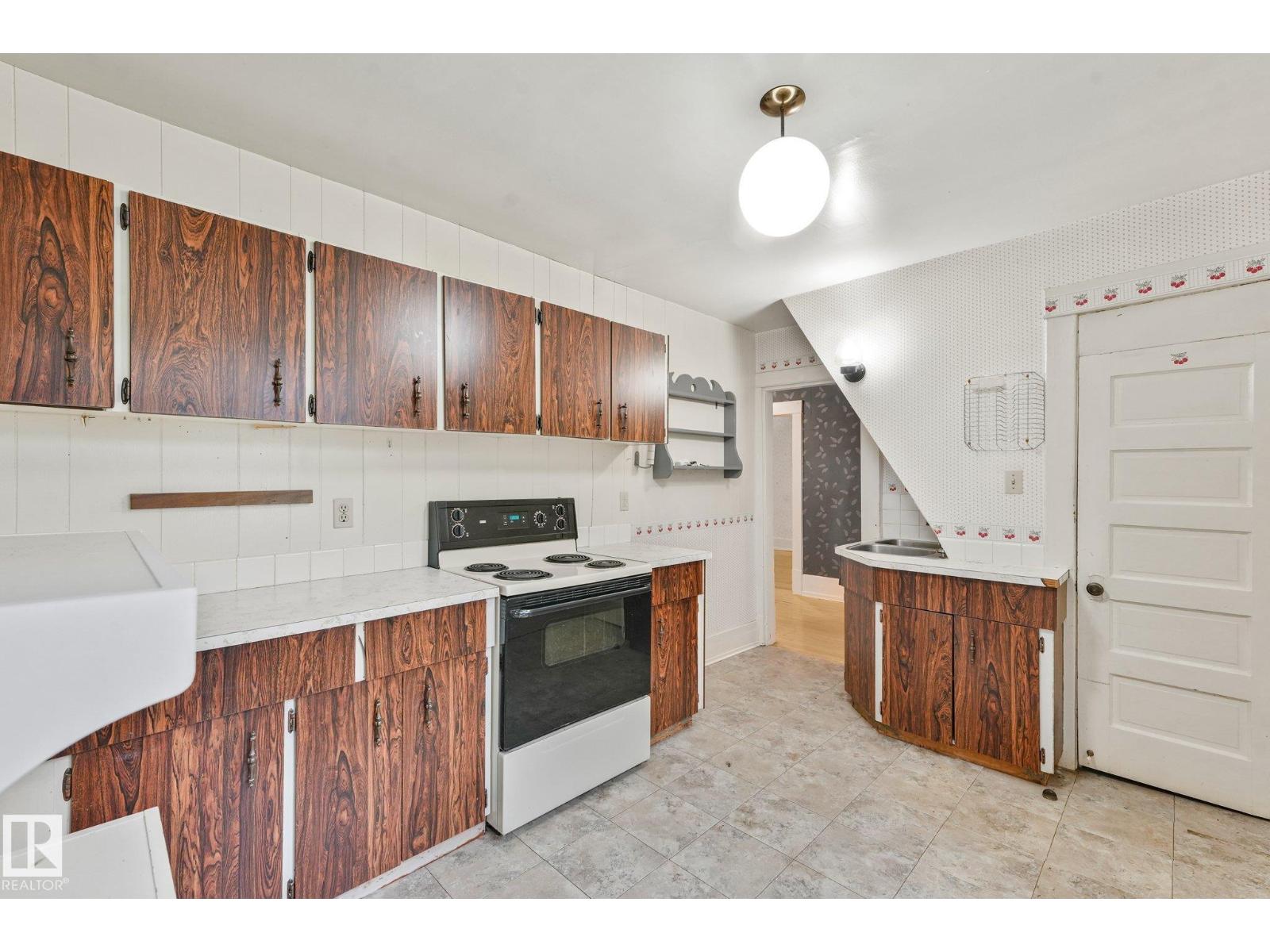 9824 91 AV NW - 28