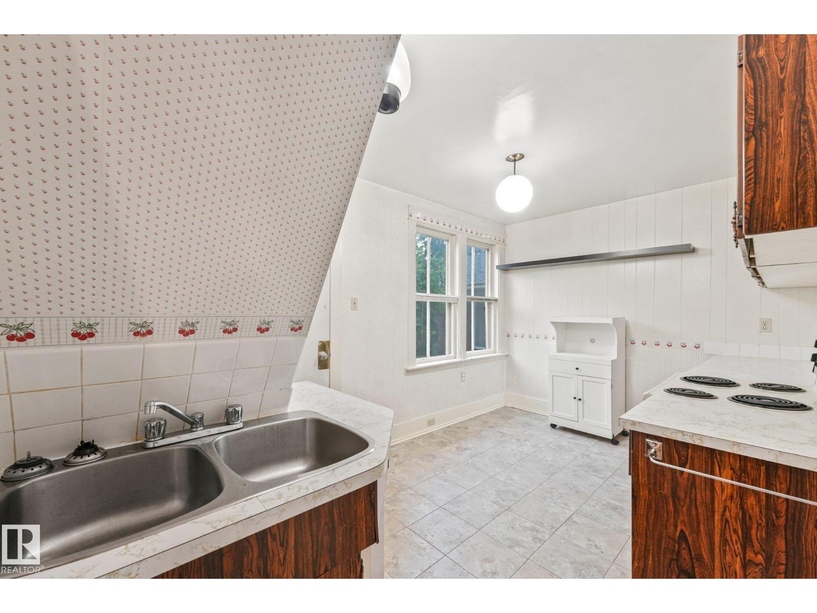 9824 91 AV NW - 29