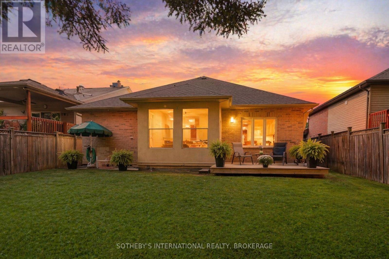 64 MASON COURT - Image 31