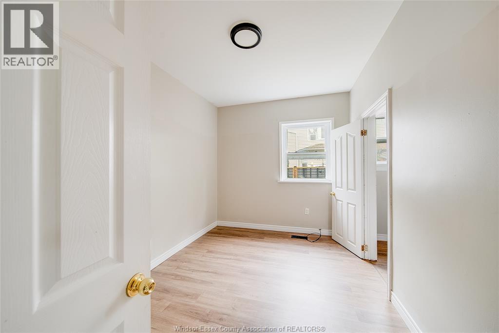 31 ADELAIDE STREET N. - Image 11