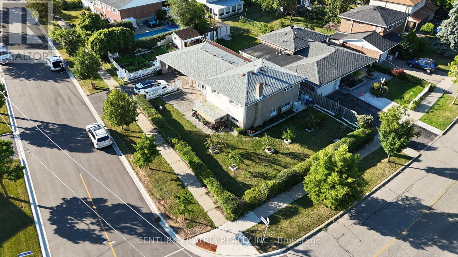 56 TOBERMORY DRIVE - 33