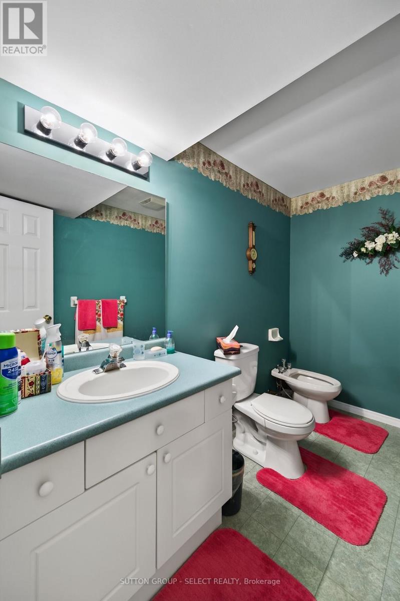 #22 861 SHELBORNE STREET - Image 39