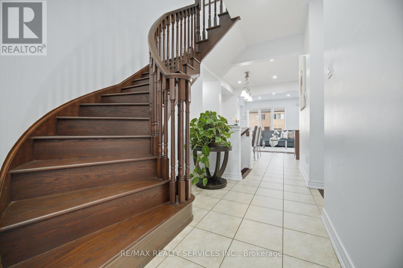 18 SEEDLAND CRESCENT - 18