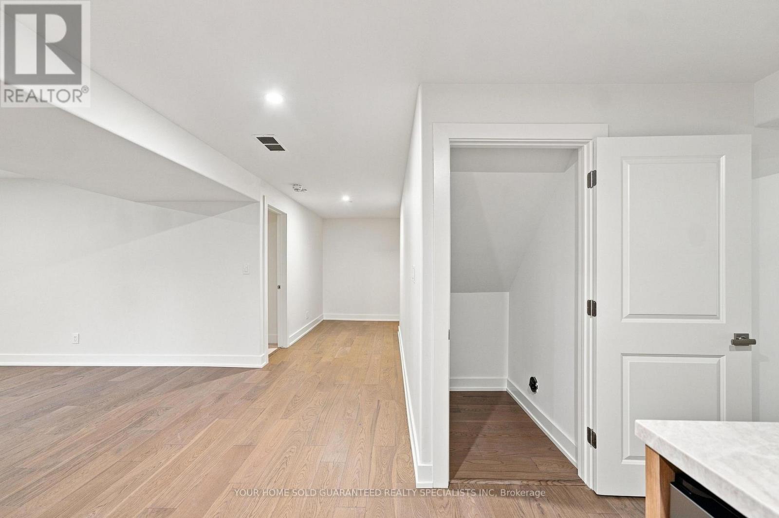 2 PROSPECT LANE - 33