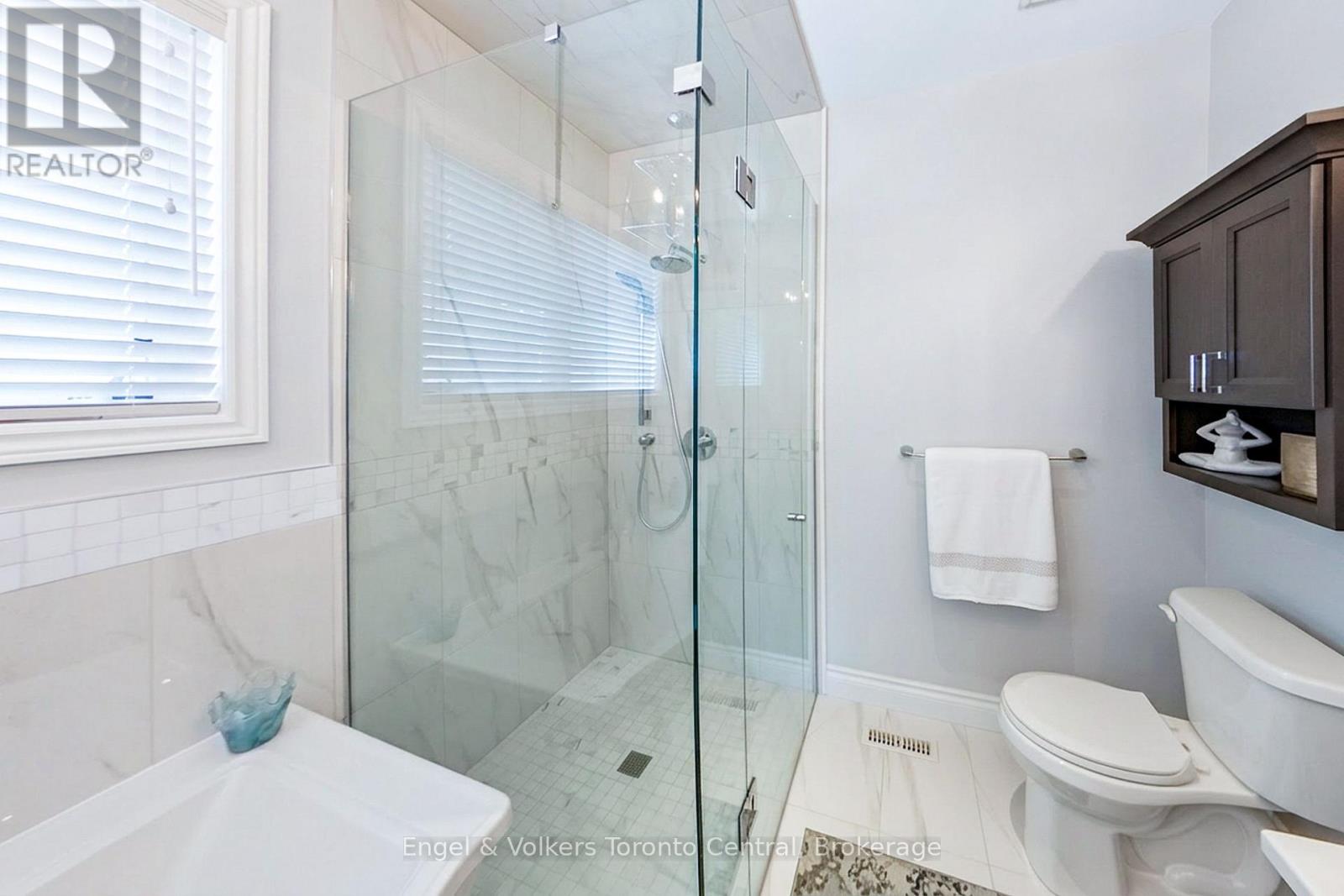 42 SILVER CRESCENT - Image 18
