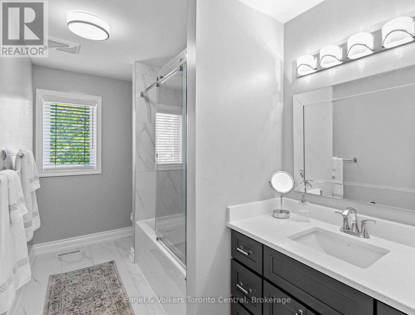 42 SILVER CRESCENT - Image 33