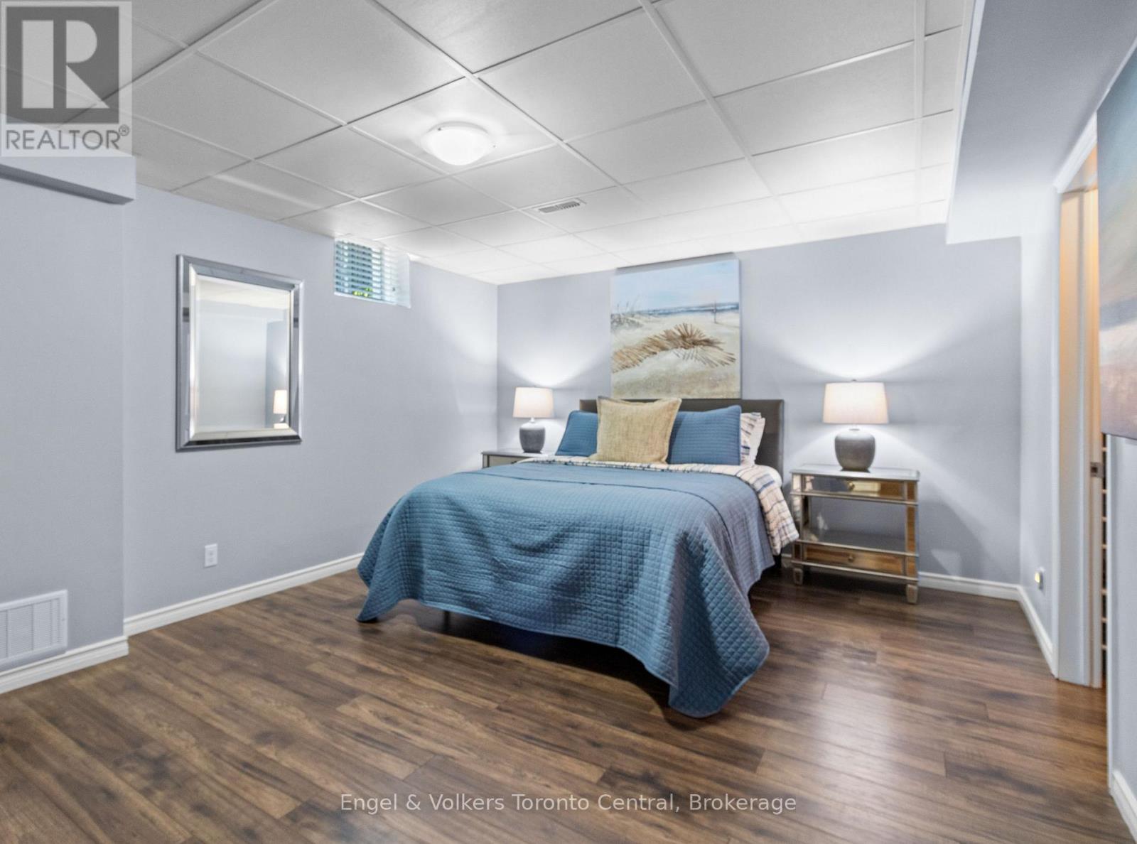 42 SILVER CRESCENT - 39