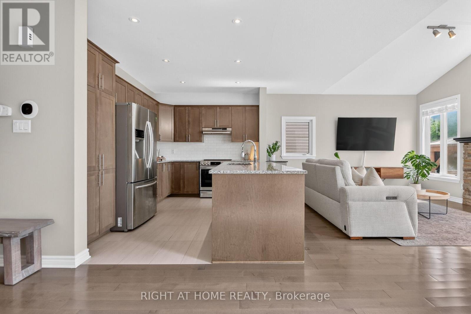 3 Bed, 4 Bath House for Sale in Ottawa – 207 MARETH WAY, Ottawa – MLS# X13675426 - Image 13