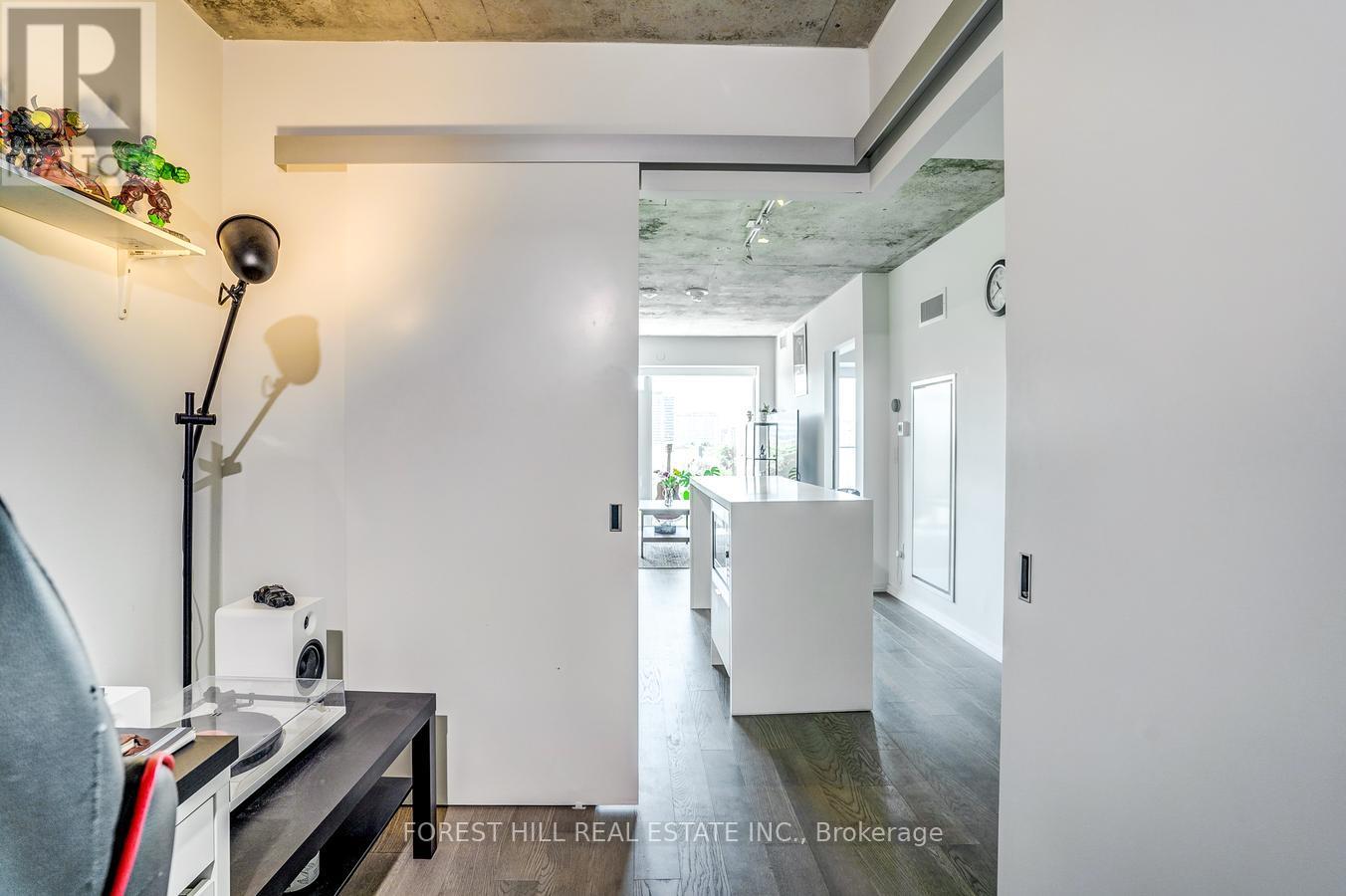 #736 8 HILLSDALE AVENUE - 20