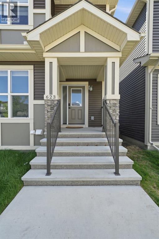 623 Savanna Crescent Northeast