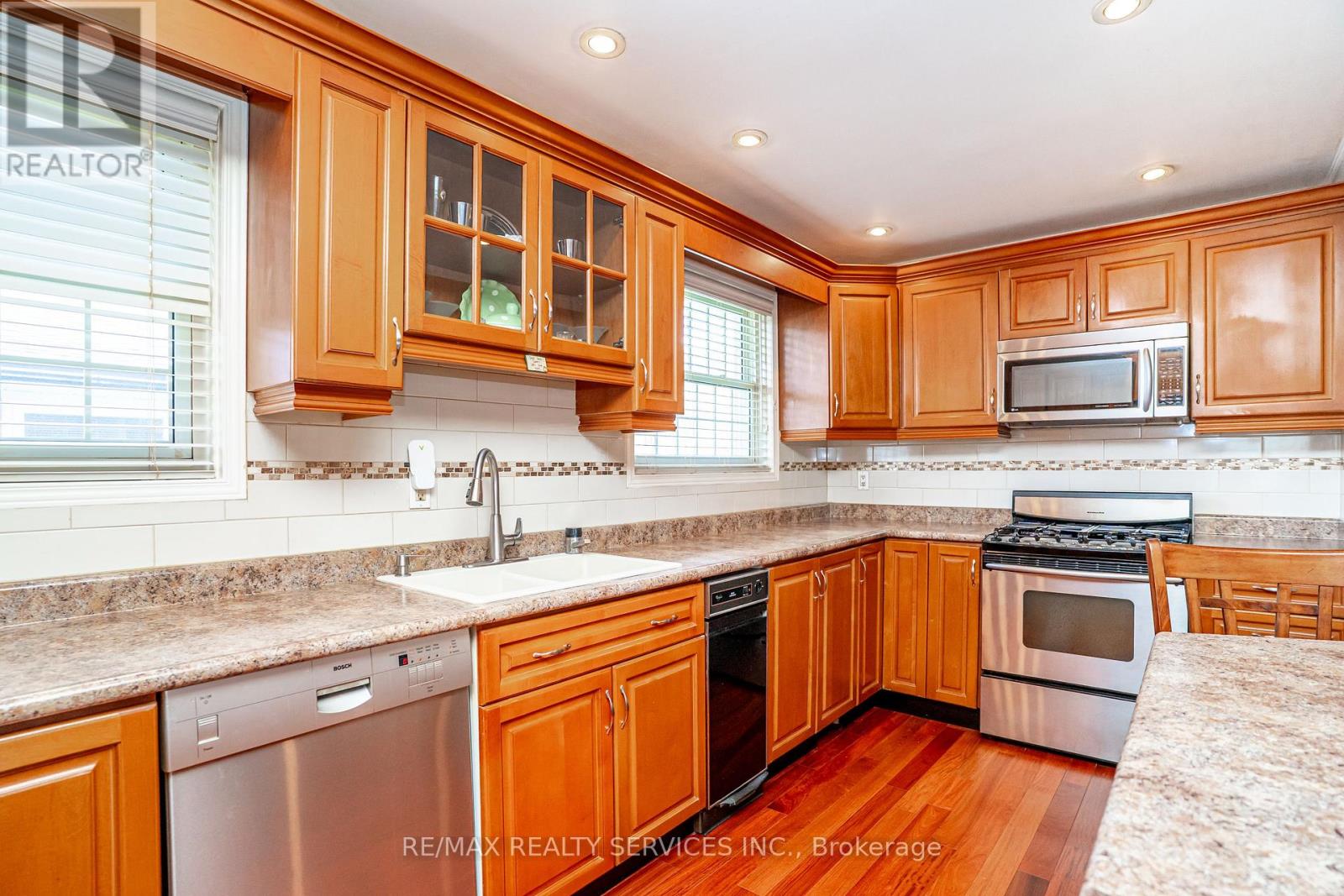 87 AMBLESIDE DRIVE - 13