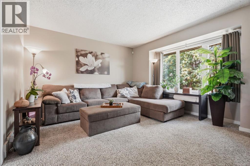 1037 Regal Crescent Northeast