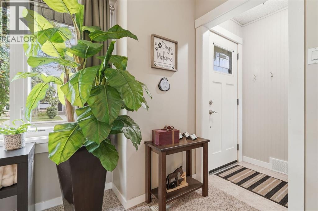 1037 Regal Crescent Northeast