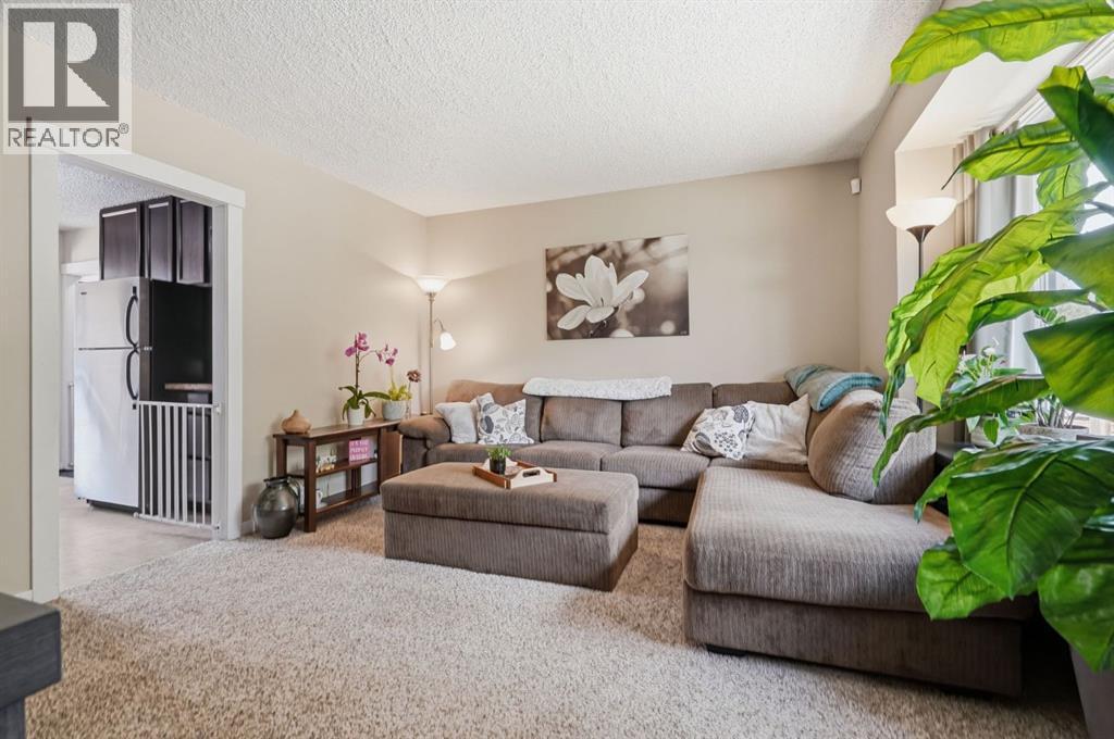 1037 Regal Crescent Northeast